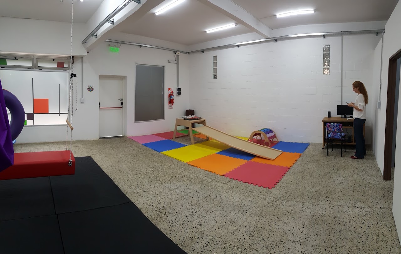 Sala de estimulación de Peldaños, con columpio terapéutico y juegos sensoriales