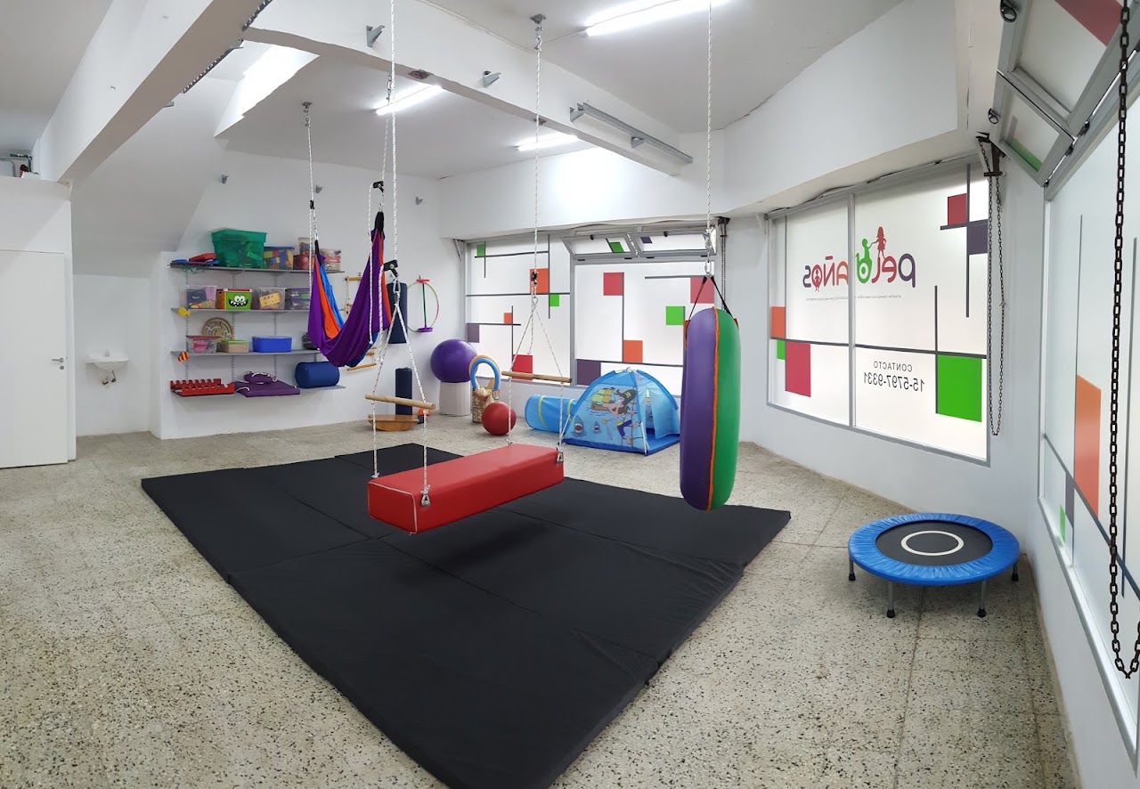 Sala de trabajo sensorial con columpios y trampolín en Peldaños